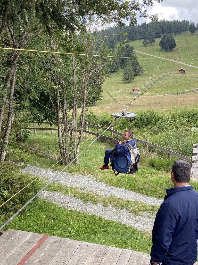 Une personne sur la tyrolienne de 900m au Ballon d'Alsace